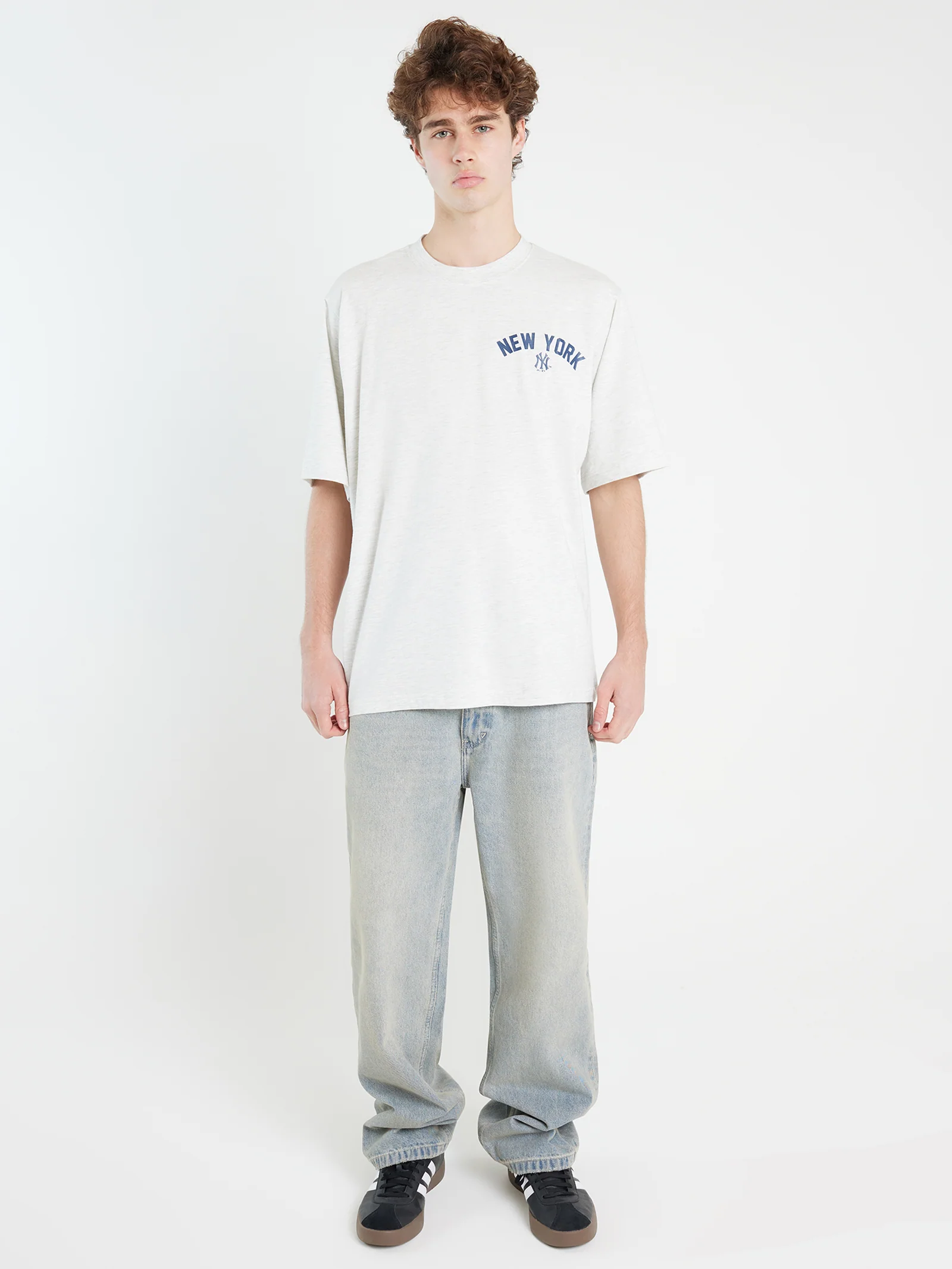 New York Yankees Arch Heavyweight T-Shirt - Image 2